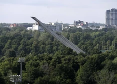 Ovāciju pavadībā Rīgā nogāzts Baltijā lielākais padomju piemineklis