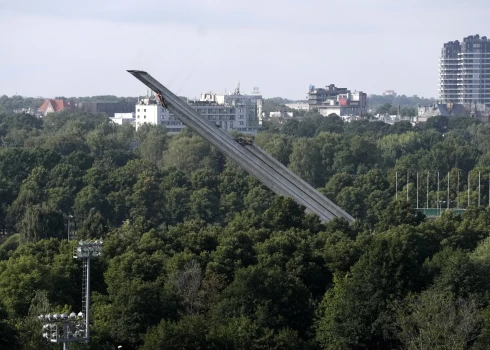 Uzvaras parkā esošā pieminekļa postamenta demontāža.