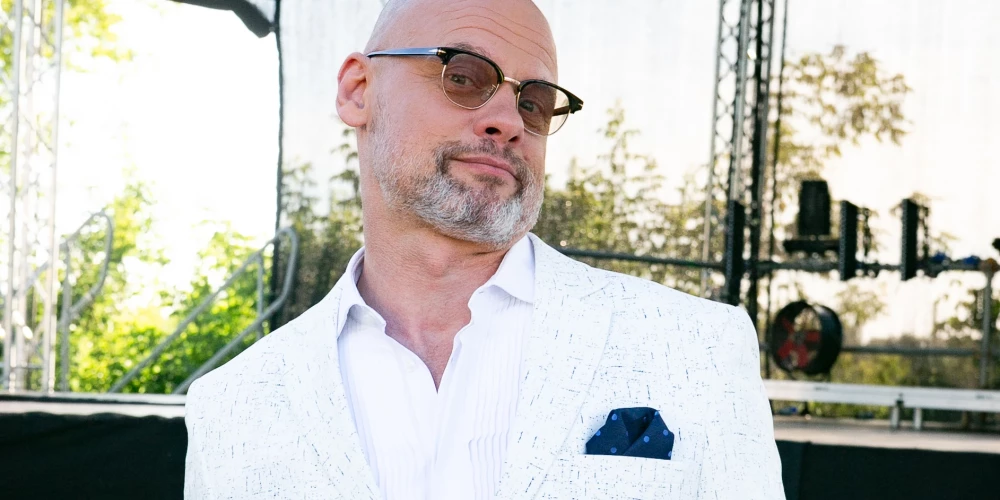 Kāzu daudz, Valdim darba daudz, Valdis priecīgs.