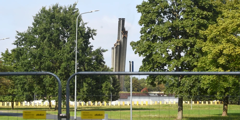 Uzvaras parkā esošā padomju pieminekļa pēdējā elementa - obeliska - demontāža.