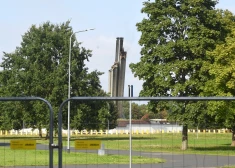 Uzvaras parkā esošā padomju pieminekļa pēdējā elementa - obeliska - demontāža.