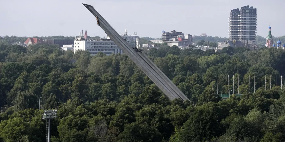 Демонтаж памятника в Парке победы 