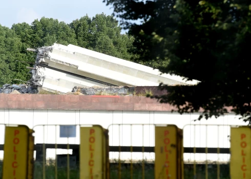 Uzvaras parkā demontēts padomju pieminekļa pēdējais elements - obelisks.