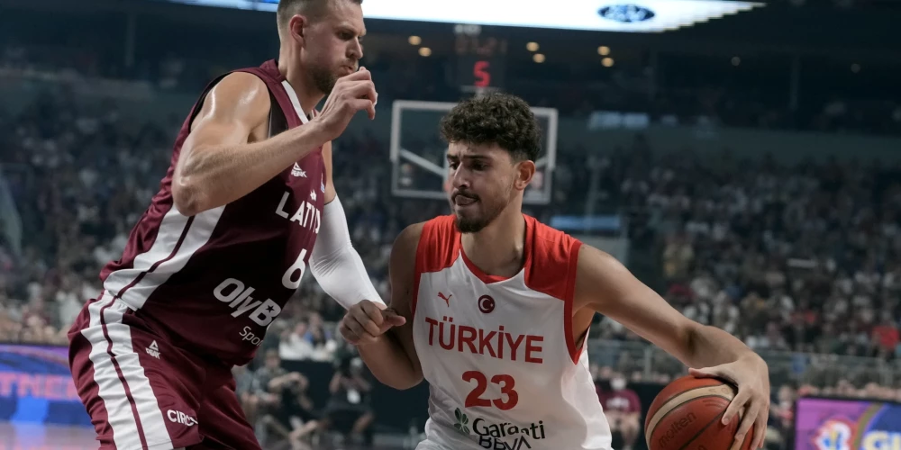 Latvijas basketbolisti PK kvalifikācijas spēlē pārliecinoši uzvar Turciju