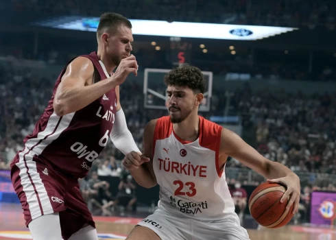 Latvijas basketbolisti PK kvalifikācijas spēlē pārliecinoši uzvar Turciju