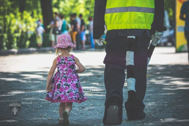 Pagājušās nedēļas nogalē Liepājas puses policistiem vajadzēja tēlot bērnu aukles, jo mazuļu mammas bija aizmirsušas par saviem pienākumiem.