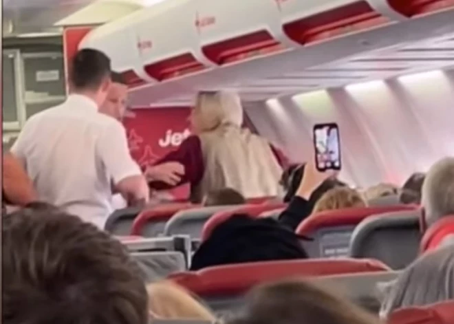 ВИДЕО: бабушка подралась в самолете из-за отсутствия шампанского