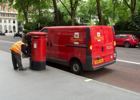 Сотрудник британской почты Royal Mail 