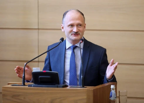 "Ja mēs varam kaut kad paklusēt un vēl vairāk nepasliktināt attiecības starp Rietumiem un Krieviju, tad ir jāpaklusē," uzskata LKS premjera amata kandidāts Miroslavs Mitrofanovs.