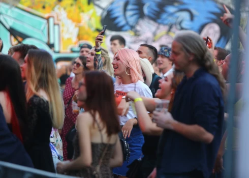 FOTO: ļaudis bauda "Ezīšfestu" Tallinas ielas kvartālā