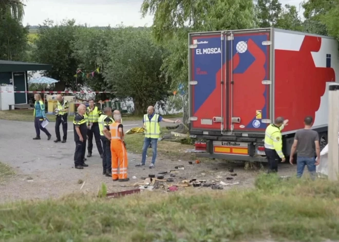 Kravas automašīnai ietriecoties cilvēku pūlī, Nīderlandē seši bojāgājušie