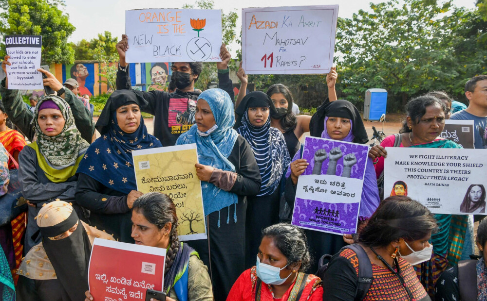 Indijā masu protesti, valdībai no cietuma atbrīvojot 11 uz mūžu notiesātus izvarotājus