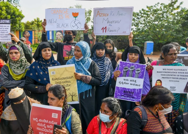 Indijā masu protesti, valdībai no cietuma atbrīvojot 11 uz mūžu notiesātus izvarotājus