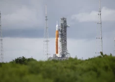 NASA kosmosa palaišanas sistēmas (SLS) raķete ar kosmosa kuģi Orion ir redzama uz mobilās nesējraķetes palaišanas platformā 39B, turpinoties gatavošanās palaišanai, svētdien, 2022. gada 28. augustā NASA Kenedija kosmosa centrā Floridā. NASA Artemis I lidojuma tests ir pirmais integrētais aģentūras dziļās kosmosa izpētes sistēmu tests: Orion kosmosa kuģis, SLS raķete un atbalsta zemes sistēmas. 