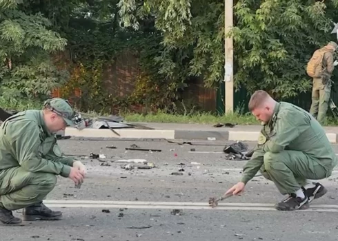 Izmeklētāji strādā automašīnas sprādziena vietā, kur tika nogalināta "krievu pasaules" ideologa Aleksandra Dugina meita Darja Dugina.