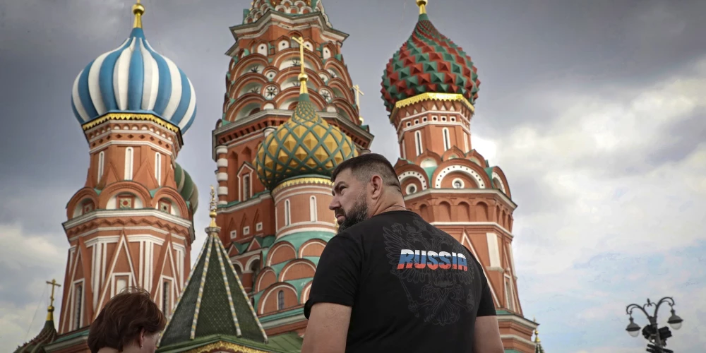 Krievu tūristi pastaigājas pa Sarkano laukumu Maskavā, Krievijā, 2022. gada 3. augustā.