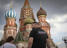 Krievu tūristi pastaigājas pa Sarkano laukumu Maskavā, Krievijā, 2022. gada 3. augustā.