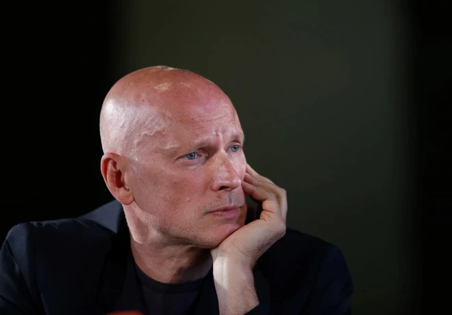 Hermanis uzskata, ka šis ir laiks, kad nepieciešams tiešs vēstījums, "ļoti tiešs, nevis abstrakts, un bez daiļslidošanas".