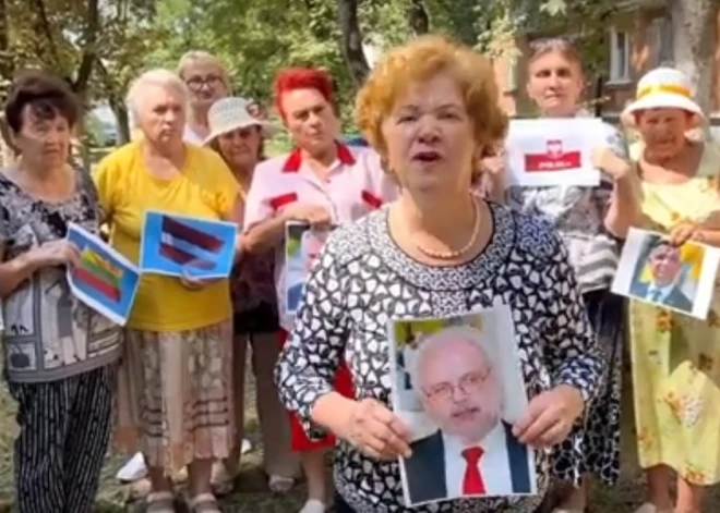 ВИДЕО: в России пенсионерки из "Отрядов Путина" сожгли фото Левитса и других президентов