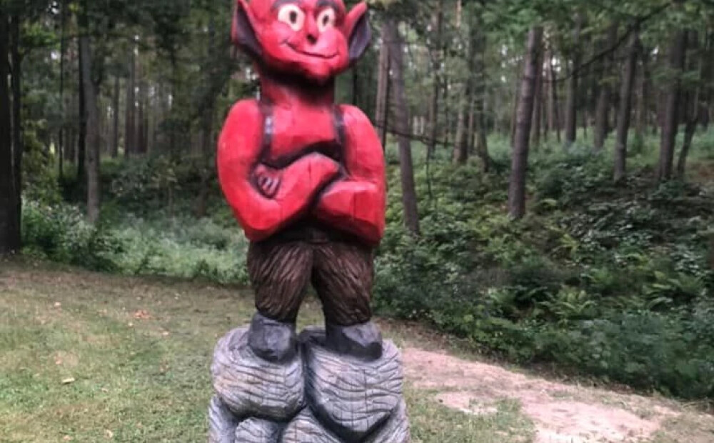 Velnišķīgas kaislības ap Sarkanā velna skulptūru pie Lielās Ellītes. FOTO