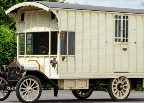 На продажу выставили первый в мире дом на колесах: ему более 100 лет