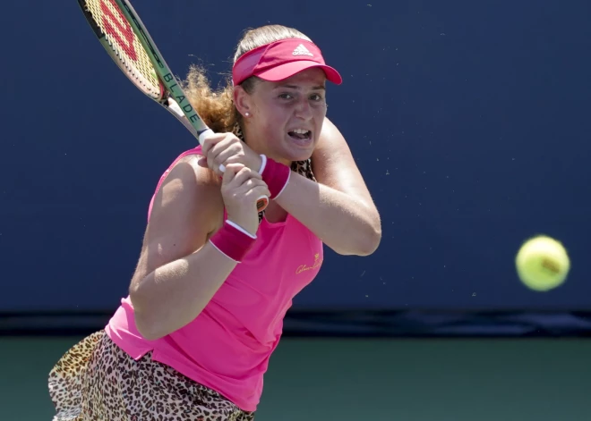 Ostapenko "US Open" turnīra pirmajā kārtā zaudē ķīnietei Cjiņveņai Dženai