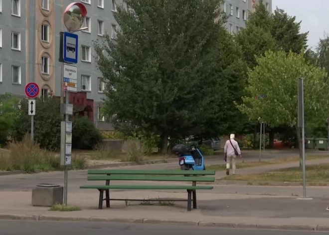 "Обещают уже два года!": в Зиепниеккалнсе жители вынуждены ждать транспорт под дождем