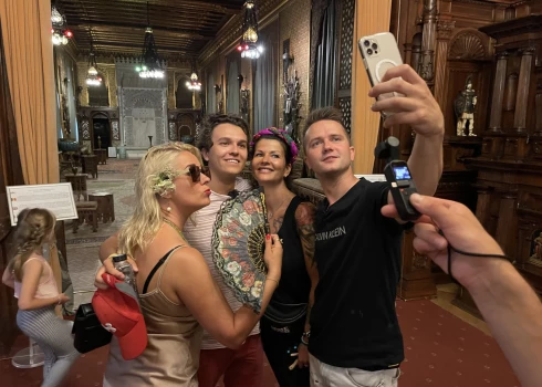 Nozaudēta pase, ķīviņi un Nikolajs Puzikovs kleitā - startē šova "Četri uz koferiem" Rumānijas tūre