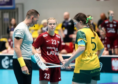 Latvijas U-19 izlases florbolistes ar uzvaru uzsāk pasaules čempionātu