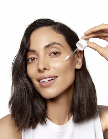 Sieviete lieto "Eucerin" serumu.