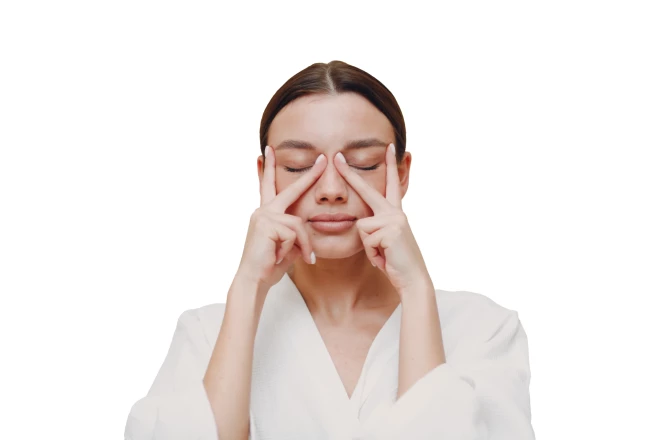 Sieviete veic sejas masāžu.