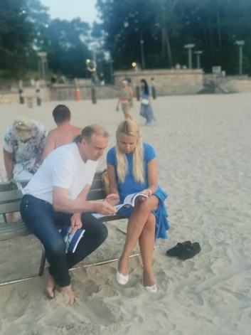 Ērglis atzina, ka svelmīgajā vasaras vakarā atļāvies novilkt apavus, bet ārstei no Lietuvas gan neesot uzdrošinājies ierosināt novilkt kurpes. “Es pirmo reizi viņu satiku, un tas nebūtu saprotami, ja ko tādu rosinātu,” pajokoja profesors.