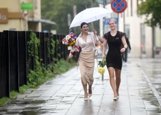 FOTO: slēpjoties zem lietussargiem, skolēni dodas uz Zinību dienu