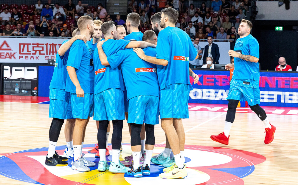 Slovēnijas basketbolisti čempionu titula aizstāvēšanu sāk ar uzvaru pār Lietuvu