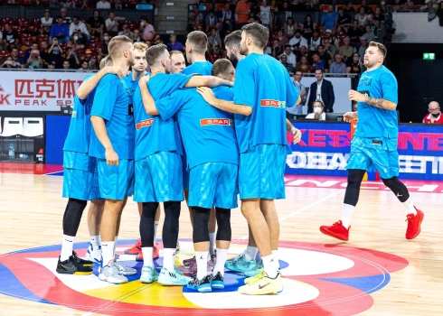 Slovēnijas basketbolisti čempionu titula aizstāvēšanu sāk ar uzvaru pār Lietuvu