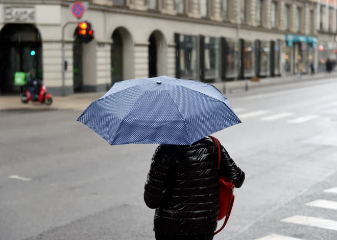 Piektdien daudzviet Latvijā īslaicīgi līs