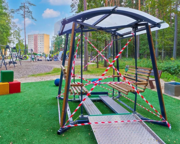 Tikai nepilnu nedēļu Olaines Mežaparkā darbojās šūpoles, kuras bija paredzētas bērniem ratiņkrēslā. Pēc dažu dienu lietošanas tās jau tika sabojātas.