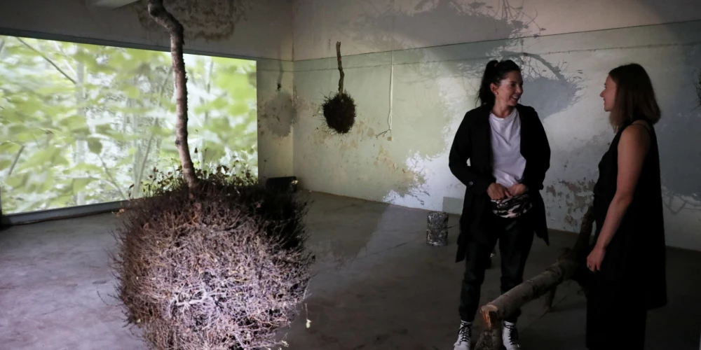 Mediju ekskursija pa laikmetīgās mākslas izstādi "Survival Kit 11" bijušajā Rakstniecības un mūzikas muzeja ēkā.