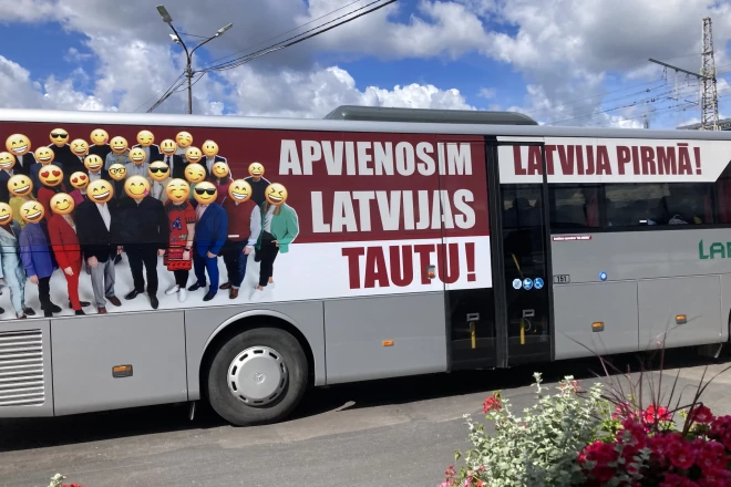 Kamēr Liepājas autobusu parka busi braukā pa Rīgas autoostu, reklamēdami “Šlesera partiju”, Ogres puses iedzīvotāji nesagaida ne politiskus, ne nepolitiskus autobusus.