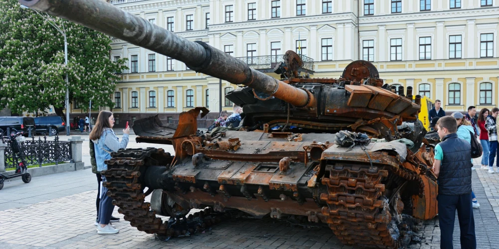 Kijivas centrā noritējusi Putina kārotā krievu tanku "parāde". Ieroču biznesam gan tā neder par reklāmu, ukraiņi parādījuši sašautās ienaidnieka kaujas mašīnas.