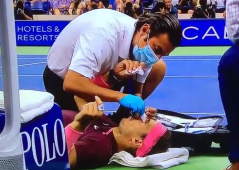 Rafaels Nadals ar raketi pats sev pārsit degunu un sasniedz "US Open" trešo kārtu