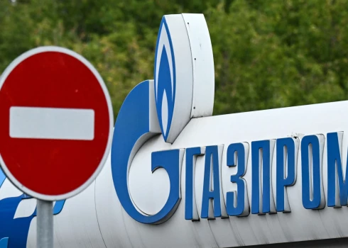 Kā pavēstīja "Gazprom", apkopes darbu laikā atklāta eļļas noplūde un līdz iekārtu salabošanai gāzes transportēšana pa "Nord Stream" pilnībā apturēta.