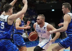 Igaunijas izlases basketbolisti cenšas apturēt Stefano Tonuta uzbrukumu.