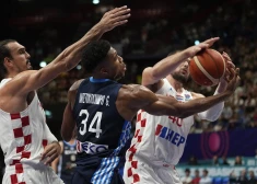 Jannis Adetokunbo (centrā) cīņā par bumbu ar Horvātijas izlases basketbolistiem.