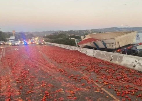 Томатный апокалипсис: грузовики с помидорами дважды за неделю опрокинулись на одном и том же шоссе