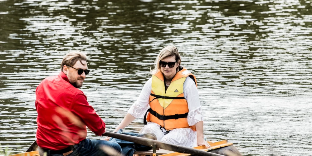 FOTO: aktieru pāris Imants Strads un Elīna Vāne bauda romantiku laivā