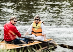 FOTO: aktieru pāris Imants Strads un Elīna Vāne bauda romantiku laivā