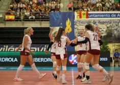 Latvija ar rezultātu 0-3 (14:25, 15:25, 16:25) zaudēja E grupas līderei Spānijai.