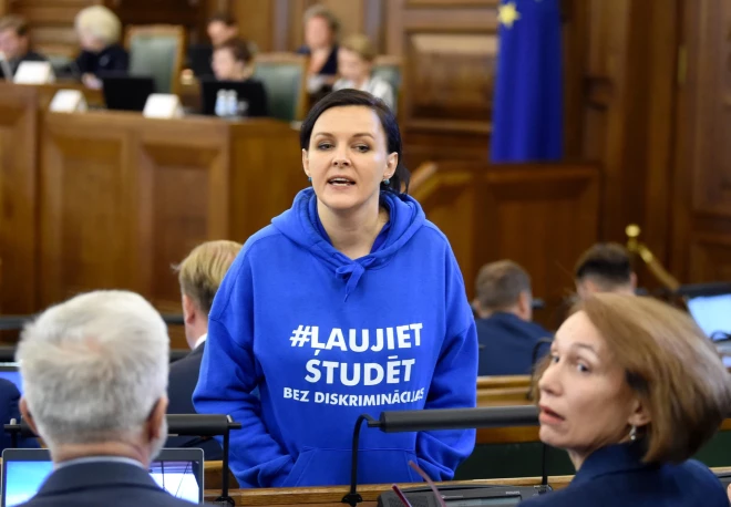 "Suverēnās varas" līdere Jūlija Stepaņenko izcēlusies ar protetētājās garu.