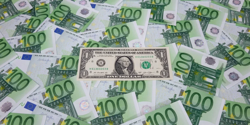 Eiro vērtībai pret dolāru jauns 20 gados zemākais līmenis